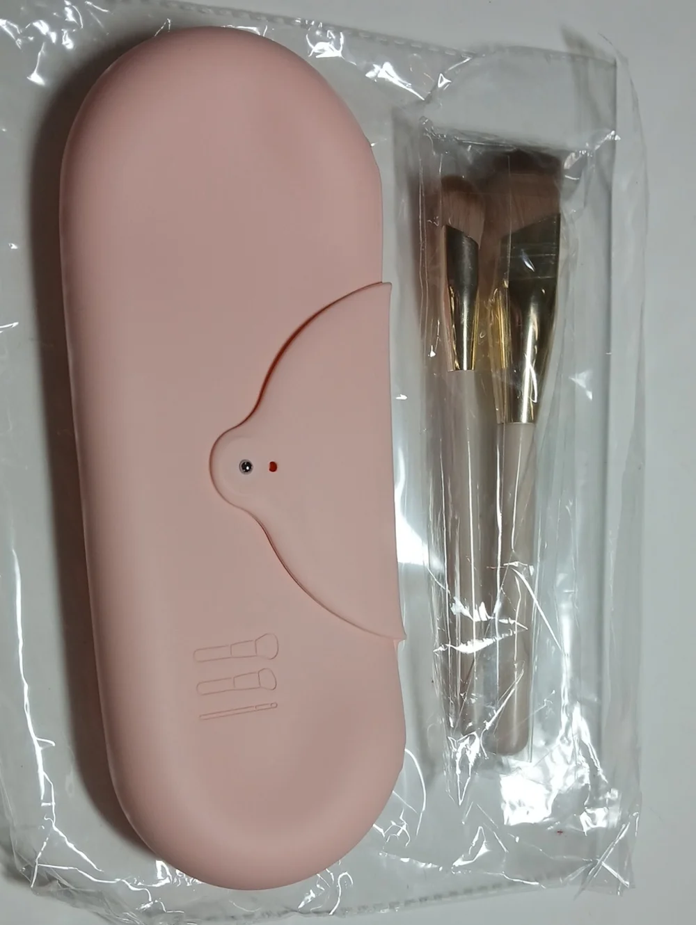 Angled Makeup Brush Set with Silicone Carrying Case